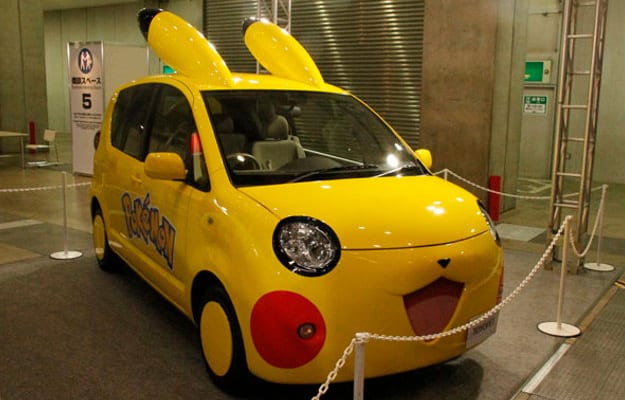 O personagem Pikachu e o carro Pokémon