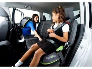 Transporte as crianças com até dez anos de idade só no banco traseiro do veículo, e  acomodadas em dispositivo de retenção afixado ao cinto de segurança do veículo, adequado à sua estatura, peso e idade.