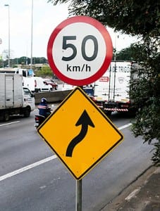 O plano da Prefeitura de são Paulo é reduzir a velocidade para 50 km/h nas vias arteriais da cidade.
