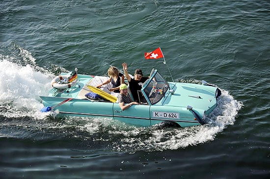 Conheça um pouco mais sobre as “canoas motorizadas”, ops… os carros anfíbios.
