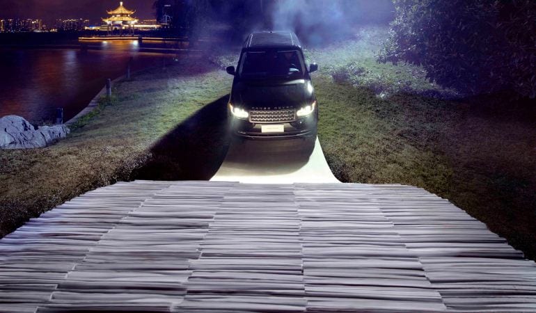 Range Rover comemora 45 anos em grande estilo: atravessando uma ponte de papel!